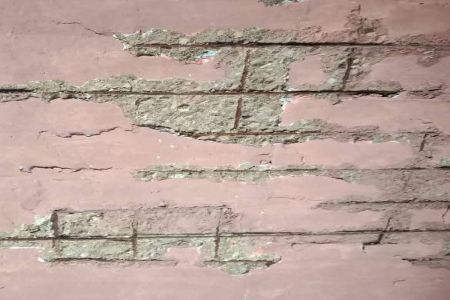 एक ही कमरा सुरक्षित,शेष भवन क्षतिग्रस्त,गिर रहा छत का प्लास्टर