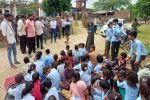 स्कूल के रास्ते में कीचड़, बच्चों के सामने आया सांप