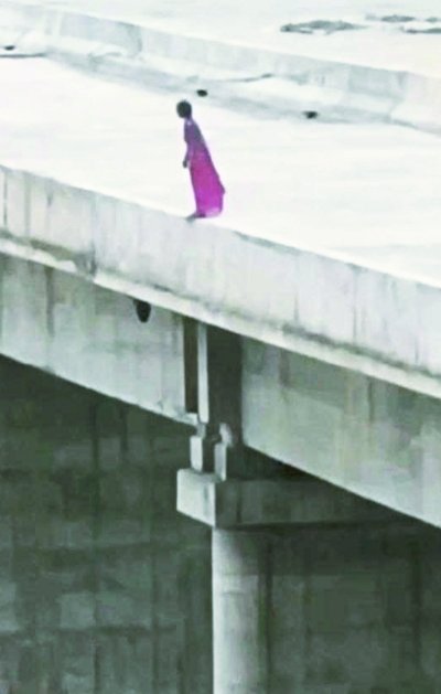 जोगदह घाट पर पुल से सोन नदी में महिला ने लगाई छलांग