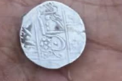 मंदिर के पास जमीन ने उगला खजाना, मिले चांदी के चमचमाते 45 सिक्के! - image