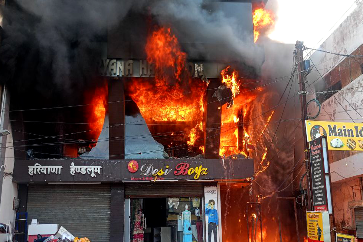 शहडोल के बड़े शॉपिंग कॉम्प्लेक्स में भीषण आग, 13 दमकल आग बुझाने में जुटे, कई
लोगों के फंसे होने की खबर