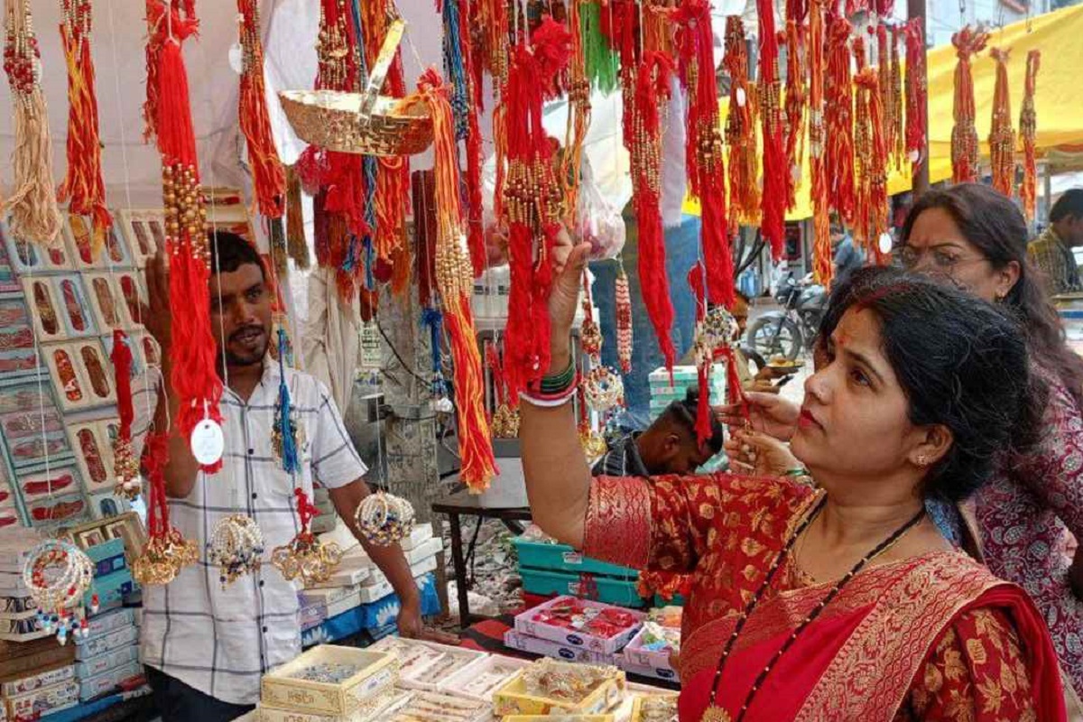रक्षाबंधन पर राखियों की दुकानों पर बढी चहल—पहल….देखिए तस्वीरें