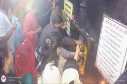 कबूलापुल शनि मंदिर में तेल व तिल चढ़ाने लगी भक्तों कतार, बालाजी में लगाया 400
दही बड़ा का भोग - image