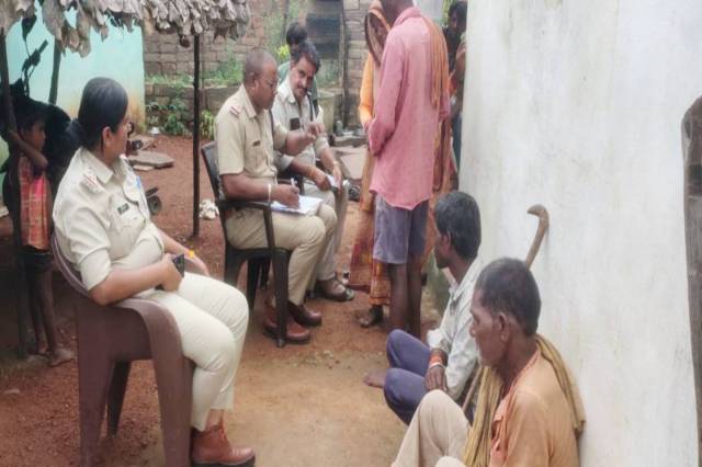 घटनास्थल पर जांच करती पुलिस