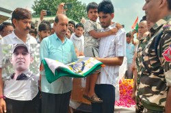 Sikar: शहीद राजेंद्र बगड़िया का अंतिम संस्कार, वीरांगना और मां हुई बेसुध, 10 KM
लंबी निकली तिरंगा यात्रा - image