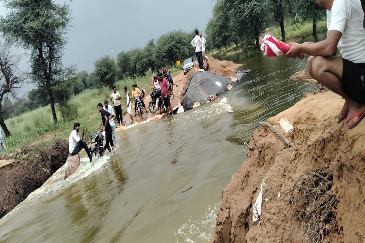चाकसू में 4 इंच बरसात, ढूंढ नदी में पानी के अधिक बहाव से सिंदोली बांध टूटा