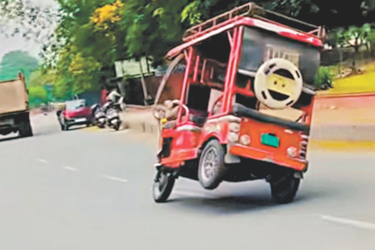 Stunt with e-rickshaw in Jaipur