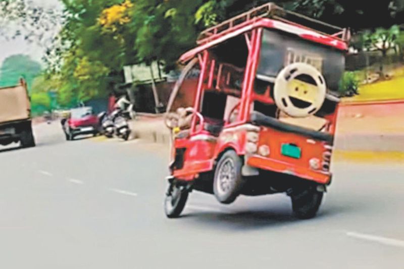 Stunt with e-rickshaw in Jaipur