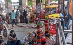 प्रशासन के आश्वासन के बाद भी नहीं सुधरी बस स्टैंड की दुर्दशा, चारों ओर फैली
अव्यवस्था - image