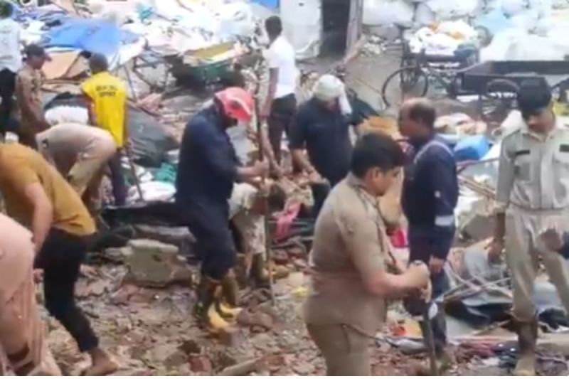 Delhi accident old temple wall collapse in Jaitpur 7 people died on Raksha Bandhan