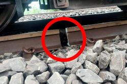 एमपी में बड़ा रेल हादसा टला, टूटी पड़ी थी पटरी और सामने से धड़धड़ाते हुए आ गई
ट्रेन - image