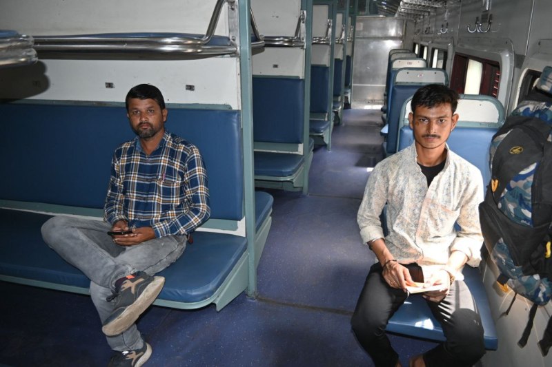 यात्रीगण कृपया ध्यान दें...