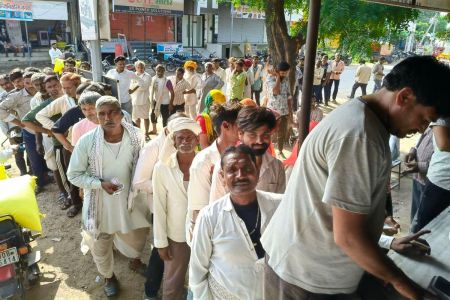 दो घण्टे में ही खत्म हो गए खाद के 1228 कट्टे