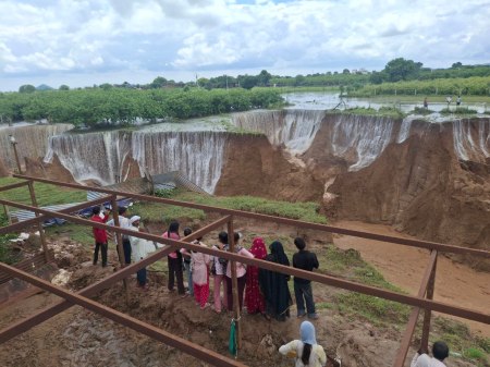 सवाईमाधोपुर. जडावता गांव में बारिश के पानी का फ्लो आने से कटे खेत