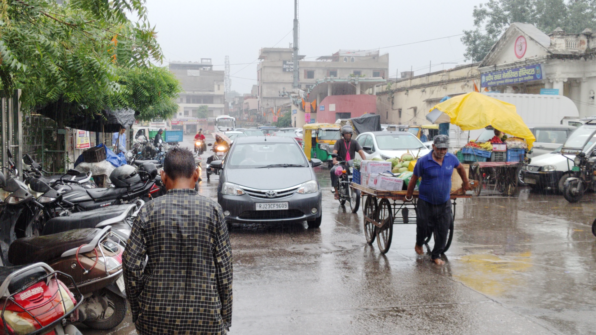 जयपुर शहर में सुबह से कई जगहों पर बारिश हो रही है। आसमान में सुबह से ही बादल छाए हुए हैं। फोटो-पत्रिका।