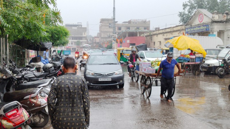 जयपुर शहर में सुबह से कई जगहों पर बारिश हो रही है। आसमान में सुबह से ही बादल छाए हुए हैं। फोटो-पत्रिका।