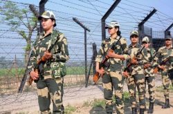 सरहद की निगहबान इन बहनों को सलाम… राखी के दिन भी रेगिस्तान में सीमा पर हथियारों
संग मुस्तैदी से दे रही पहरा - image