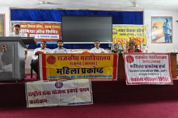 शिविर में महाविद्यालय की छात्राओं का स्वास्थ्य परीक्षण किया  - image