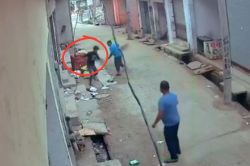 पुलिस कस्टडी से फरार हुआ अपहरण का आरोपी, पीछे-पीछे दौड़े पुलिसकर्मी, हाथ-पांव
फूले, जाने फिर क्या हुआ - image