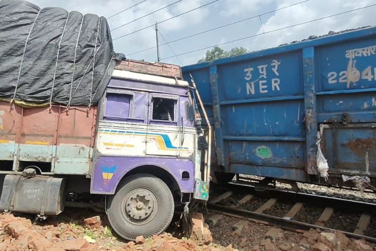 कंप्रेसर पाइप फटने से हुआ बड़ा हादसा, मालगाड़ी से टकराया ट्रक, घंटों तक रेलवे
ट्रैक रहा बाधित
