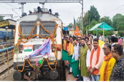 रीवा-पुणे एक्सप्रेस शुरू, पदाधिकारियों ने दिखाई हरी झंडी, जानें ट्रेन का पूरा
रूट - image