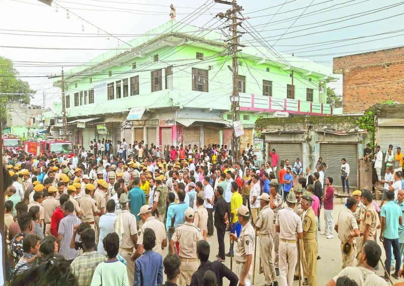 शहर में रविवार को प्यारेरामजी मंदिर से निकाले गए पथ संचलन का मार्ग रोकने और हंगामा करने के मामले में कोतवाली पुलिस ने 29 जनों के खिलाफ नामजद तथा 50-60 अन्य लोगों के खिलाफ मामला दर्ज कर जांच शुरु की है।