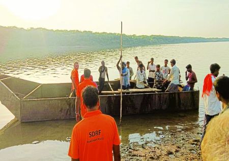 मेहताबपुरा गांव में 16 वर्षीय बालिका शिवानी पुत्री दीनदयाल पार्वती नदी किनारे पानी भरने गई थी। इसी दौरान वहां नदी में घात लगाए मगरमच्छ ने बालिका पर हमला कर दिया और झपटकर ले गया।