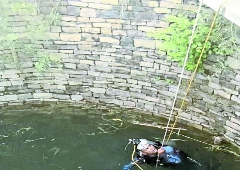 जानकारी के अनुसार 5 वर्षीय देव सहारिया खेलते समय खेत के पास बने कुएं में गिर गया।