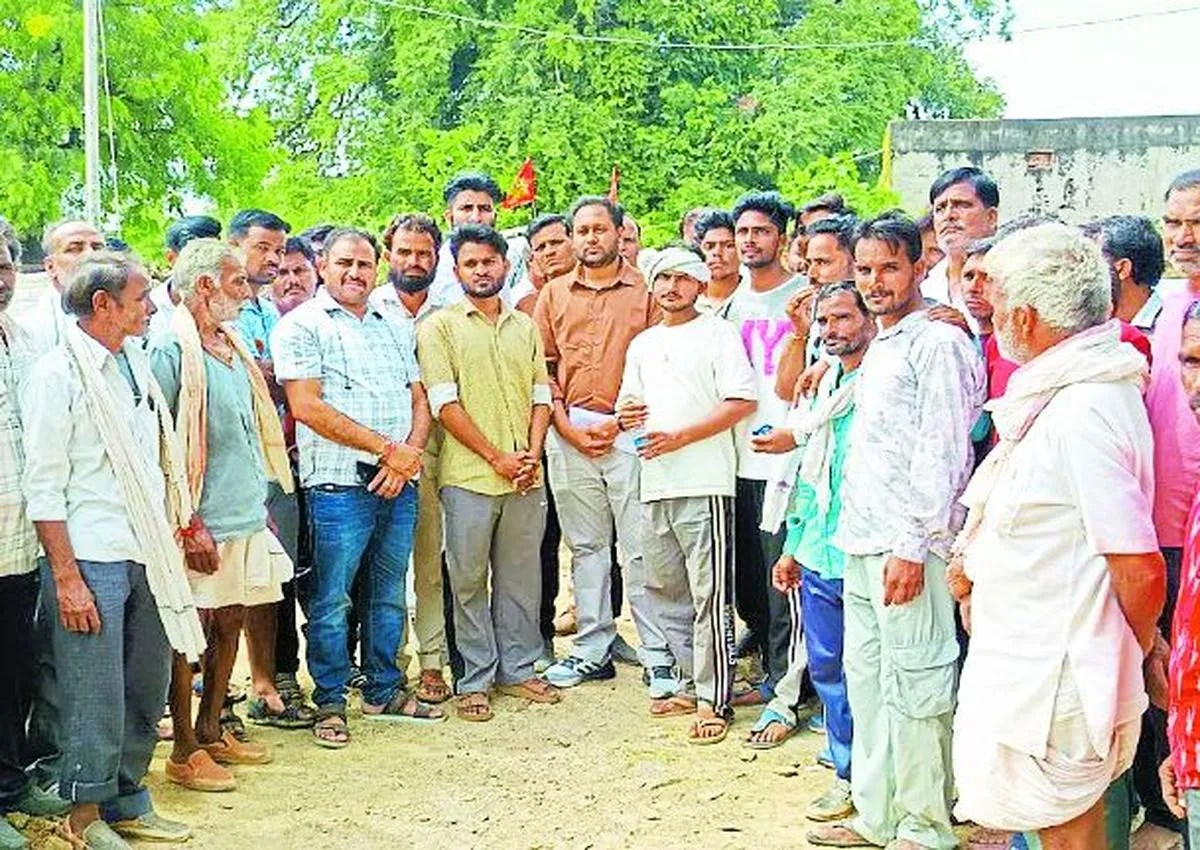 युवकों में रोष गहरा गया तथा दो युवक मोबाइल टावर पर चढ़ गए। इसके बाद प्रशासन हरकत में आया तथा मांगों के अनुसार निष्पक्ष जांच का आश्वासन दिया। पंचायत समिति के बीडीओ हर्ष महावर ने जूस पिलाकर अनशन समाप्त कराया।