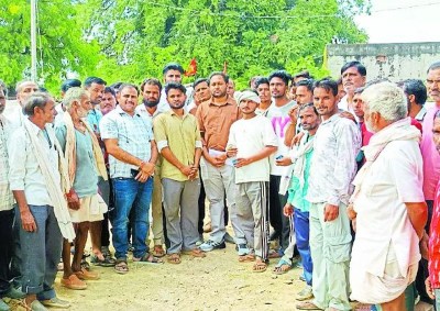 युवकों में रोष गहरा गया तथा दो युवक मोबाइल टावर पर चढ़ गए। इसके बाद प्रशासन हरकत में आया तथा मांगों के अनुसार निष्पक्ष जांच का आश्वासन दिया। पंचायत समिति के बीडीओ हर्ष महावर ने जूस पिलाकर अनशन समाप्त कराया।