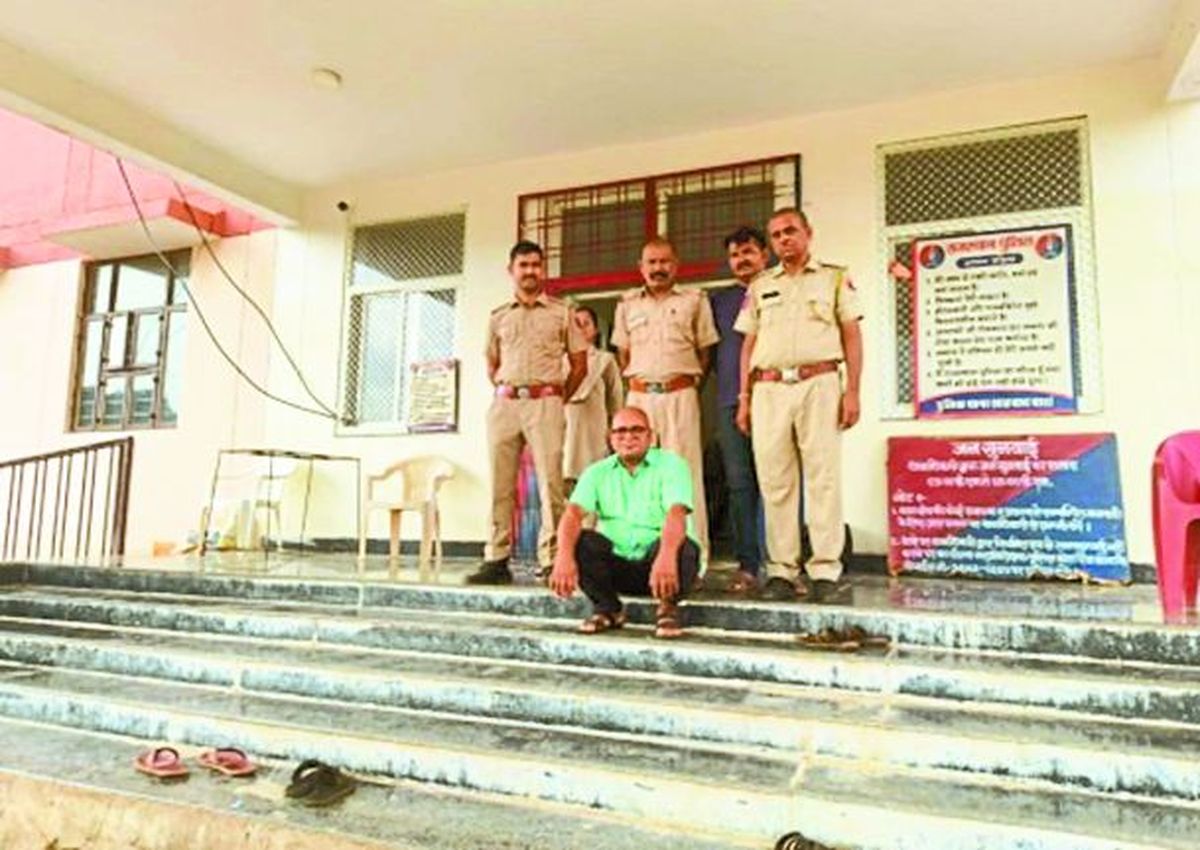 जिला पुलिस ने असम से 19 ङ्क्षक्वटल अवैध मादक पदार्थ अफीम डोडाचूरा तस्करी कर जोधपुर ले जाने के मामले में 4 वर्षों से फरार ट्रक मालिक को गुवाहाटी से गिरफ्तार किया है।