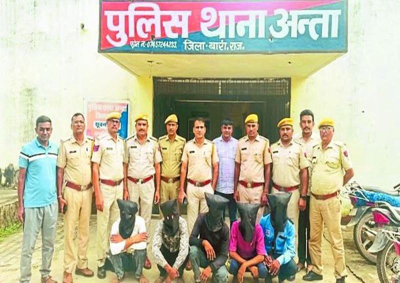 पुलिस ने रविवार रात 2 बजे अन्ता-सीसवाली रोड स्थित एक पेट्रोल पम्प पर डकैती की वारदात का छह घंटे में पर्दाफाश कर सोमवार को छह डकैतों को गिरफ्तार कर लिया है। इनमें से एक नाबालिग भी है, जिसे निरुद्ध किया गया है।