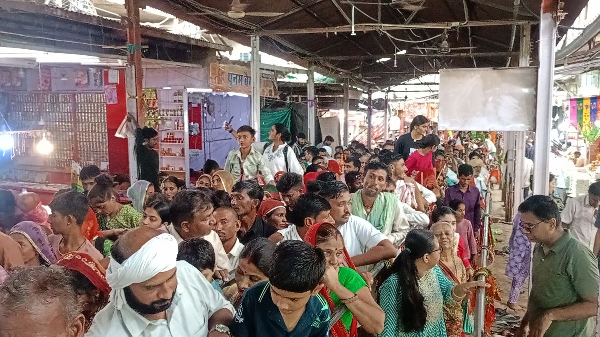 Video: लोक देवता बाबा रामदेव समाधि के दर्शन के लिए उमड़े श्रद्धालु