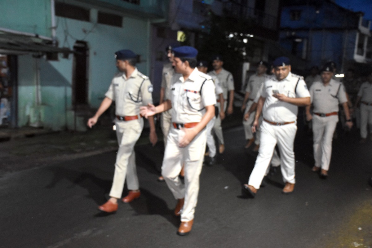 पुलिस ने निकाला फ्लैग मार्च