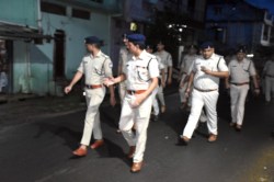 त्योहारों पर बनी रहे शांति व्यवस्था इसलिए पुलिस ने निकाला फ्लैग मार्च - image