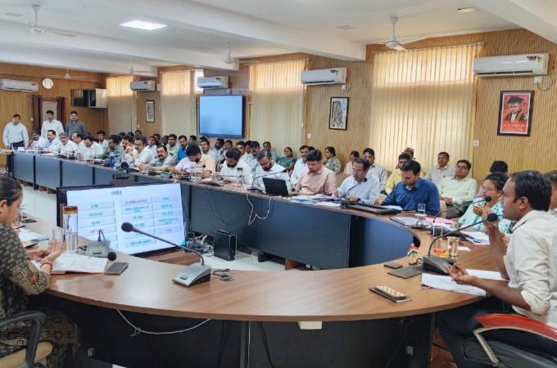 राजस्व विभाग की समीक्षा बैठक