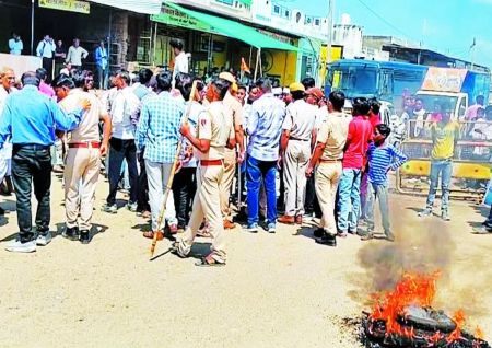 लंबे समय से खस्ता हाल पड़े बारां-मांगरोल रोड़ का निर्माण कराने, डीएपी एवं अतिवृष्टि से तबाह हुए फसल के मुआवजे की मांग को लेकर बड़ी संख्या में ग्रामीणों ने सोमवार को मांगरोल रोड पर बड़ां की बावड़ी पर लगभग 4 घंटे तक धरना-प्रदर्शन किया। इस दौरान कई युवा एवं किसान धरने से उठकर सडक़ पर आ गए।