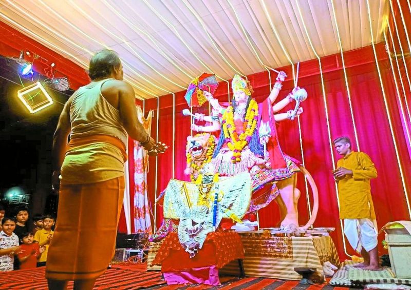 शारदीय नवरात्र की शुभ मुर्हूत में घट कलश स्थापना के साथ ही माता की आराधना व धार्मिक अनुष्ठानों की शुरुआत हुई। मंदिरों पर सुबह से ही विशेष पूजा अर्चना के साथ आरती की गई। मंदिरों पर श्रद्धालु पहुंचे। घरों में भी लोगो ने घट स्थापना कर पूजा अर्चना की।