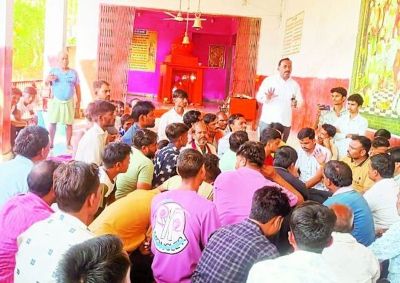मंगलवार को सुबह विरोध में लोग धरने पर बैठ गए। बाद में एसडीओ के घटना पर खेद प्रकट करने के बाद मामला शांत हुआ।