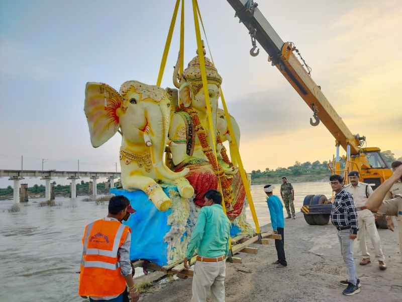 डीजे की धुन पर नाचते-गाते श्रद्धालुओं ने किया गणेश प्रतिमाओं का विसर्जन