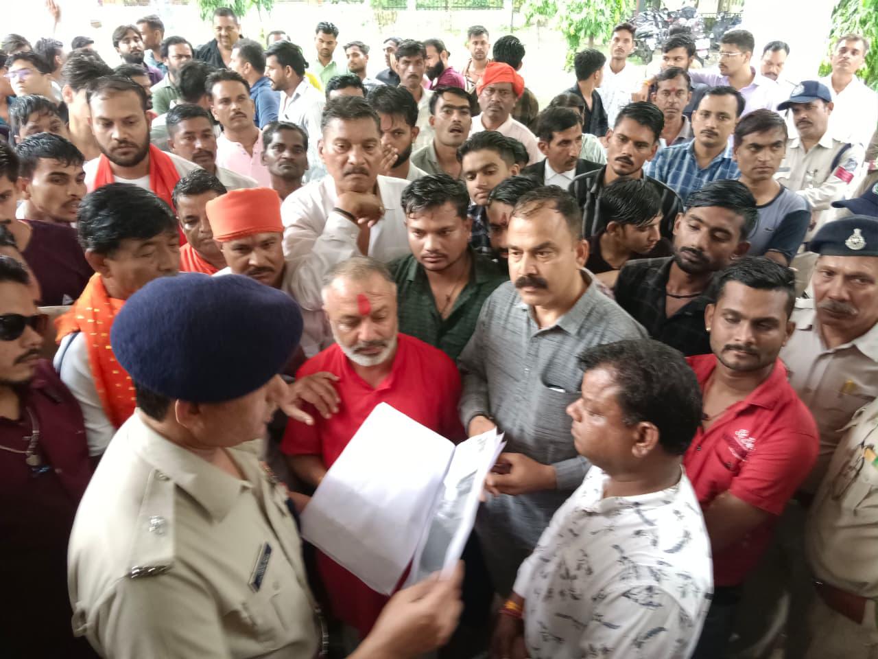 एसपी कार्यालय पहुंचकर सौंपा ज्ञापन