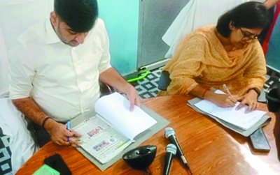 नागरिकों ने आवेदन के साथ लगाईं अखबार की प्रतियां