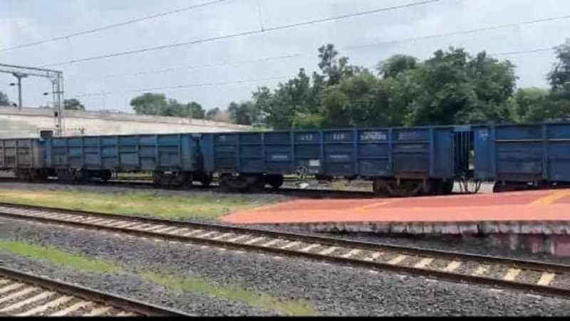 यात्रियों को करना पड़ रहा परेशानियों का सामना