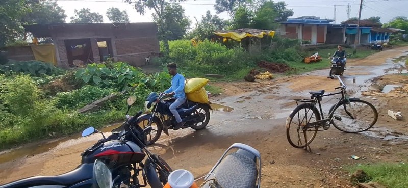 यूरिया की किल्लत और कालाबाजारी से जूझ रहे ग्रामीण अंचलों के किसान