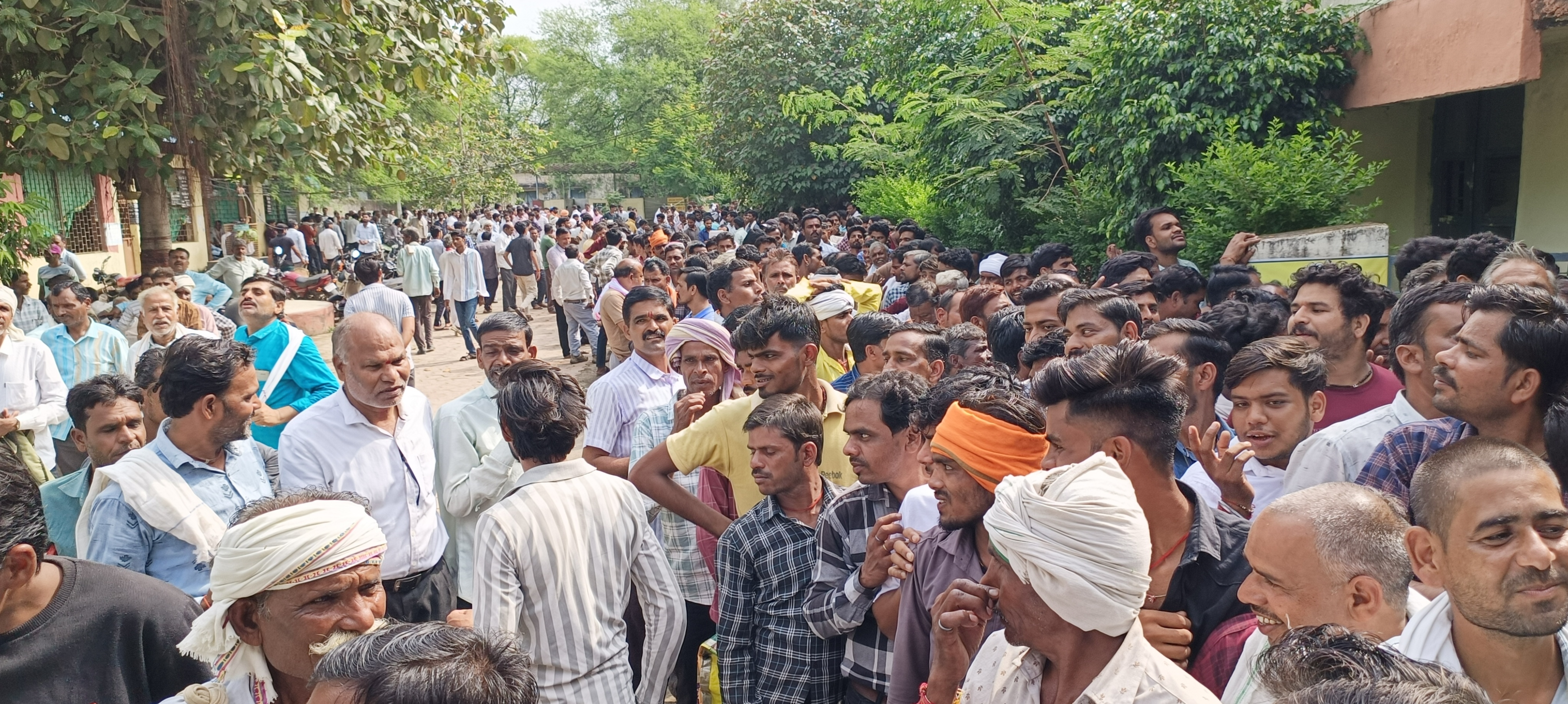 Three thousand farmers reached for 90 tonnes of fertilizer, when token distribution was stopped, they got angry and tried to break the channel gate
