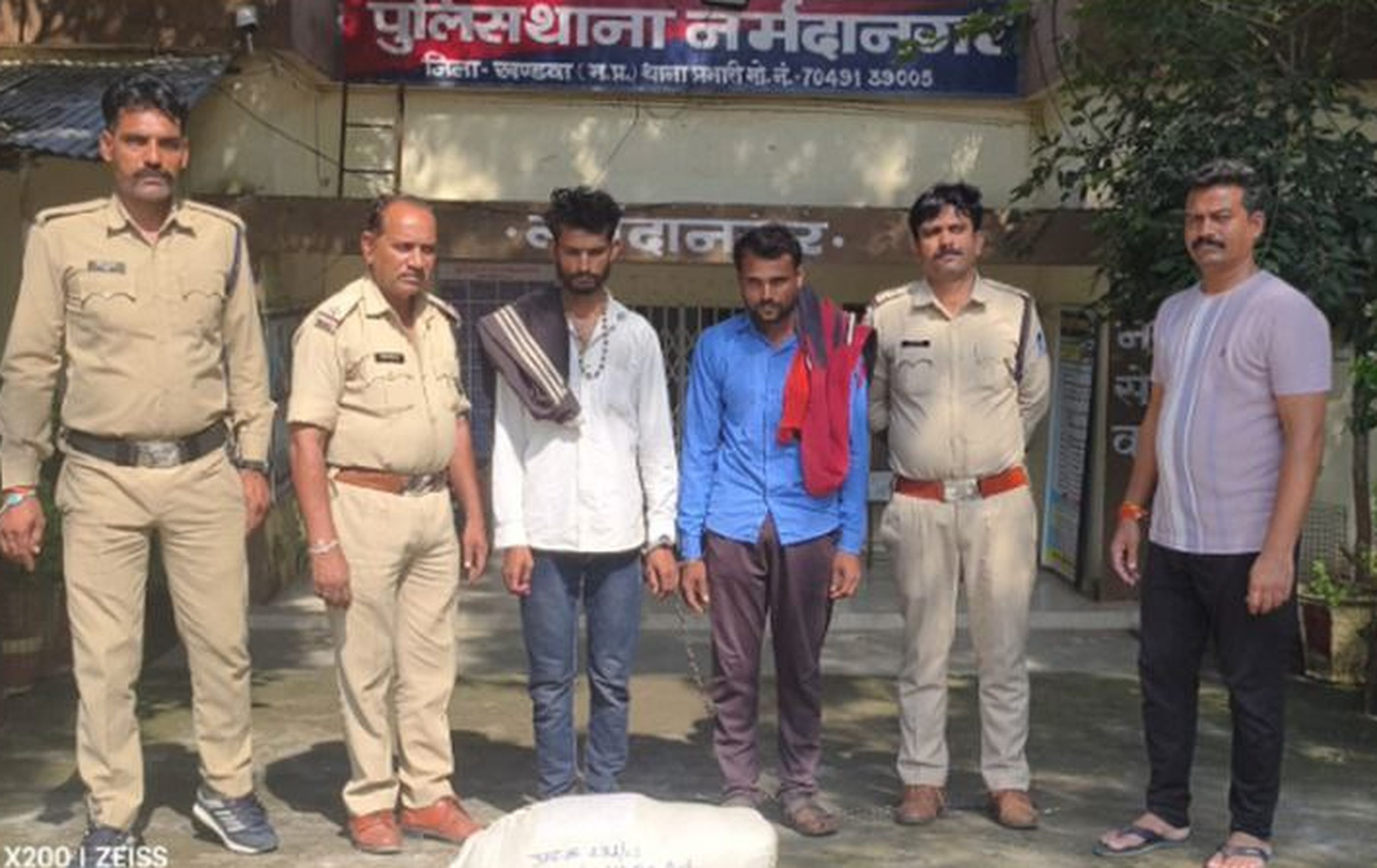 पुलिस ने नाकाबंदी कर दो युवकों से 6 किलो जब्त किया गांजा