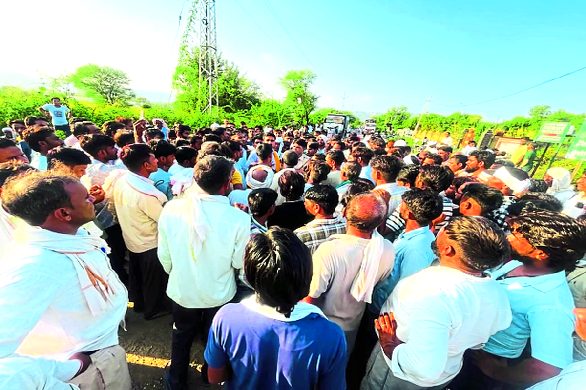 डम्पर की टक्कर से बाइक सवार दो व्यक्तियों की मौत, आक्रोशित लोगों ने लगाया जाम….. देखें वीडियो….