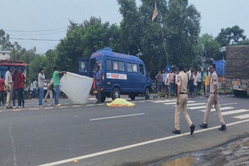 सुबह सडक़ पर पड़ा मृतक।