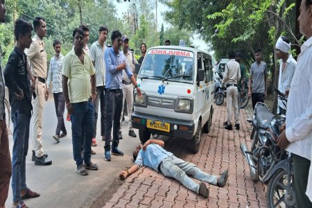 एंबूलेंस के सामने लेटकर मृतक के परिजनों ने हत्यारों को पकडऩे की की मांग