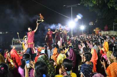 शंख, झालर और मंत्रोच्चार से गूंजा चकराघाट